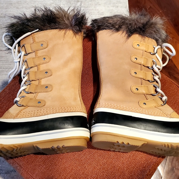 NWOT Sorel Tan and Black Fur-Trimmed Winter Boots. - Picture 5 of 8